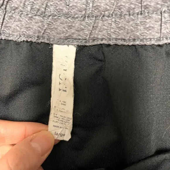 Vuori Clementine Shorts 2.5” Black Gray Camo Lined Running Athletic Size L - Picture 3 of 5